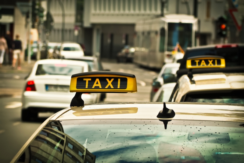 taxis-AUPS-min_road-traffic-car-glass-driving-city-583084-pxhere.com