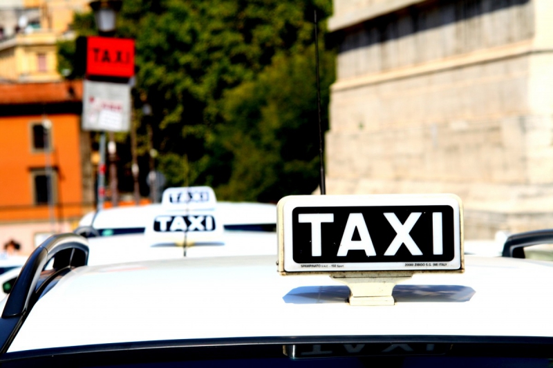 taxis-AUPS-min_taxi_auto_rome_road_white-1051610